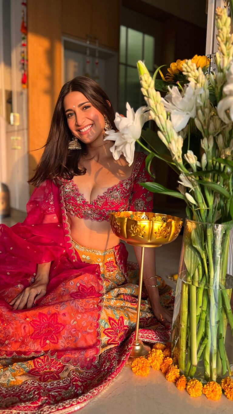 Aahana Kumra Instagram - Favourite festival of the year! 🪔💕🧨🫶🌸🧿🥰🥂 Too many mithais! Too many parties! Too many friends! But what makes me truly happy is decorating my home and getting dressed up! 🥻💕🪔🧨 Feeling like a motichoor ka laddoo! 🌞🫣😘🧨🪔💕 #diwali2023 #happydiwali . . . . #diwali #diwalidecorations #diwalidecor #goldenhour #lehenga #lehengalove #indianfestival #indianfestivities #indianwear #aahanakumra #happydiwal2023 Mumbai - मुंबई