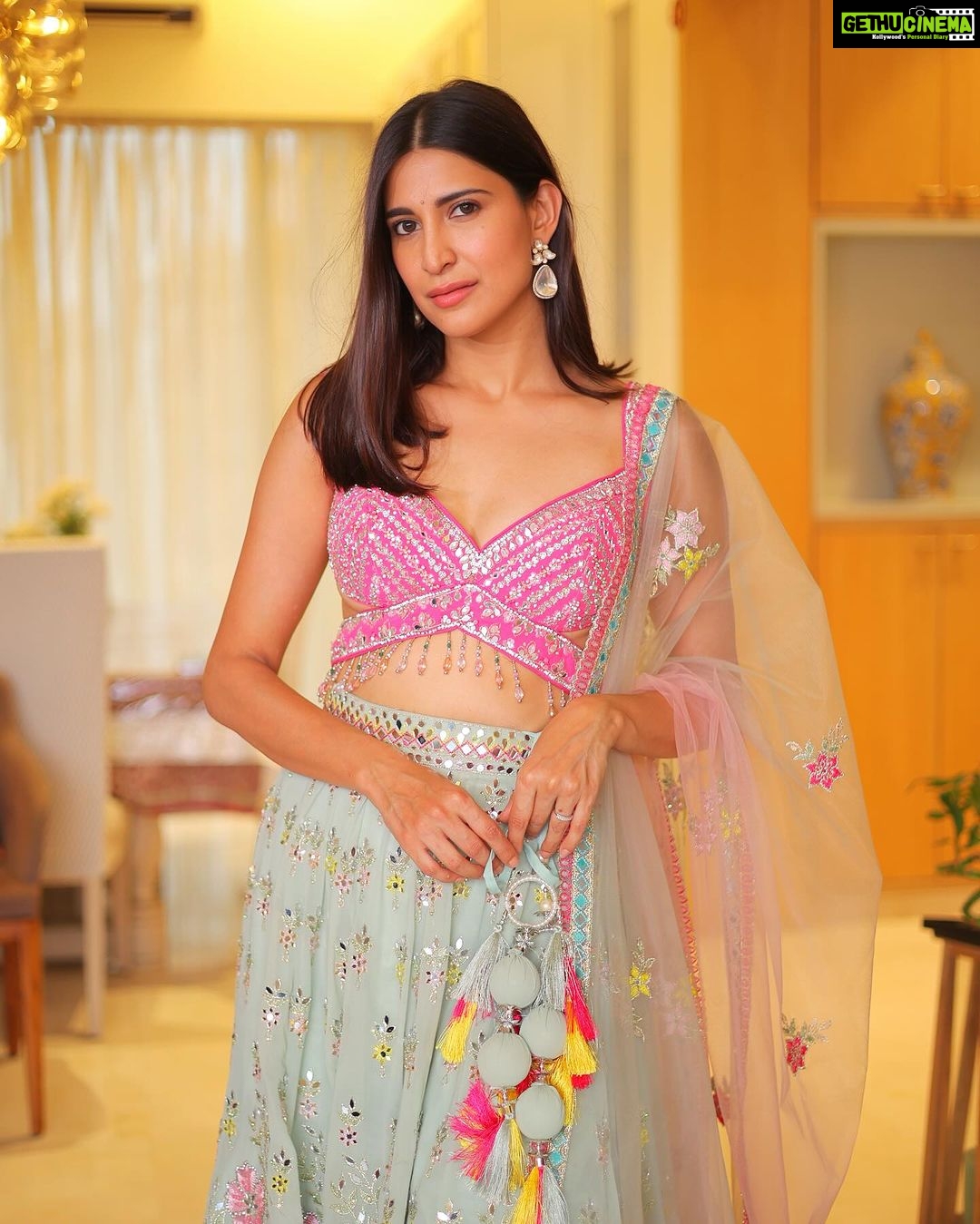Aahana Kumra Instagram - Diwali parties and the sho sha 2023 🪔🧨🥂💕🌸 Lehenga : @shivaliahmedabad PR : @sonyashaikh Earrings : @anaghaartsnjewels Photos : @karanhenry #diwali2023 . . . . #diwali #diwalioutfit #diwaliparties #diwalivibes #lehenga #lehengalove #indianfestival #indianfestivewear #aahanakumra Mumbai - मुंबई
