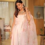 Aahana Kumra Instagram - Happy Bhai Duuj to everyone celebrating today! Also the Diwali dump will go on for another week because the Diwali parties aren’t over yet 🪔🧨💕🫶🥂🫣🫠😘 Looking like a gulab coconut barfi 💕🌸 Outfit : @picchika Jewellery : @the_jewel_factor @juhi.ali Photos : @karanhenry #happydiwali . . . . #diwali #diwalidecorations #festiveseason #indianfestival #diwali2023 #diwalidecor #aahanakumra #alldressedup Mumbai - मुंबई