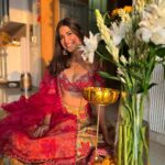 Aahana Kumra Instagram - Happy Diwali 2023 🪔🧨💕 Best day with the best peeps 🌸🫶💕🪔😘 Lehenga : @vaishaliagarwal_ @sonalitambe Earrings : @meraki.mumbai @sonyashaikh #happydiwali . . . . #diwali2023 #famjam #happydiwali2023 #diwali2023 #aahanakumra #diwalidecor #decorations #goldenhour #goldenlight #sunshinegirl Mumbai - मुंबई