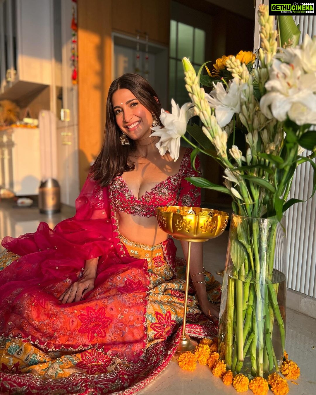 Aahana Kumra Instagram - Happy Diwali 2023 ๐ช๐งจ๐ Best day with the best peeps ๐ธ๐ซถ๐๐ช๐ Lehenga : @vaishaliagarwal_ @sonalitambe Earrings : @meraki.mumbai @sonyashaikh #happydiwali . . . . #diwali2023 #famjam #happydiwali2023 #diwali2023 #aahanakumra #diwalidecor #decorations #goldenhour #goldenlight #sunshinegirl Mumbai - เคฎเฅเคเคฌเค