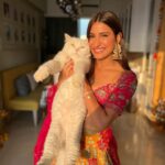 Aahana Kumra Instagram - Happy Diwali 2023 🪔🧨💕 Best day with the best peeps 🌸🫶💕🪔😘 Lehenga : @vaishaliagarwal_ @sonalitambe Earrings : @meraki.mumbai @sonyashaikh #happydiwali . . . . #diwali2023 #famjam #happydiwali2023 #diwali2023 #aahanakumra #diwalidecor #decorations #goldenhour #goldenlight #sunshinegirl Mumbai - मुंबई