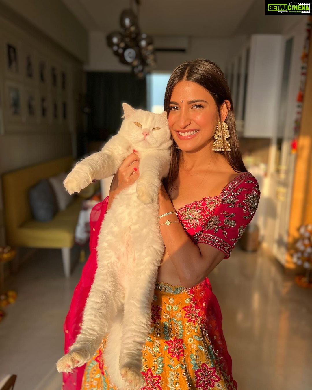 Aahana Kumra Instagram - Happy Diwali 2023 ๐ช๐งจ๐ Best day with the best peeps ๐ธ๐ซถ๐๐ช๐ Lehenga : @vaishaliagarwal_ @sonalitambe Earrings : @meraki.mumbai @sonyashaikh #happydiwali . . . . #diwali2023 #famjam #happydiwali2023 #diwali2023 #aahanakumra #diwalidecor #decorations #goldenhour #goldenlight #sunshinegirl Mumbai - เคฎเฅเคเคฌเค