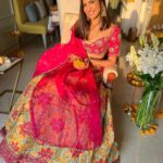 Aahana Kumra Instagram - Happy Diwali 2023 🪔🧨💕 Best day with the best peeps 🌸🫶💕🪔😘 Lehenga : @vaishaliagarwal_ @sonalitambe Earrings : @meraki.mumbai @sonyashaikh #happydiwali . . . . #diwali2023 #famjam #happydiwali2023 #diwali2023 #aahanakumra #diwalidecor #decorations #goldenhour #goldenlight #sunshinegirl Mumbai - मुंबई