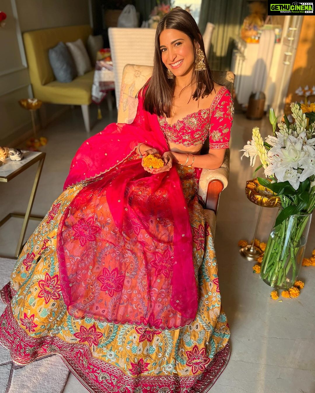 Aahana Kumra Instagram - Happy Diwali 2023 ๐ช๐งจ๐ Best day with the best peeps ๐ธ๐ซถ๐๐ช๐ Lehenga : @vaishaliagarwal_ @sonalitambe Earrings : @meraki.mumbai @sonyashaikh #happydiwali . . . . #diwali2023 #famjam #happydiwali2023 #diwali2023 #aahanakumra #diwalidecor #decorations #goldenhour #goldenlight #sunshinegirl Mumbai - เคฎเฅเคเคฌเค