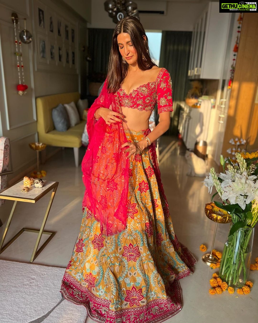 Aahana Kumra Instagram - Happy Diwali 2023 ๐ช๐งจ๐ Best day with the best peeps ๐ธ๐ซถ๐๐ช๐ Lehenga : @vaishaliagarwal_ @sonalitambe Earrings : @meraki.mumbai @sonyashaikh #happydiwali . . . . #diwali2023 #famjam #happydiwali2023 #diwali2023 #aahanakumra #diwalidecor #decorations #goldenhour #goldenlight #sunshinegirl Mumbai - เคฎเฅเคเคฌเค