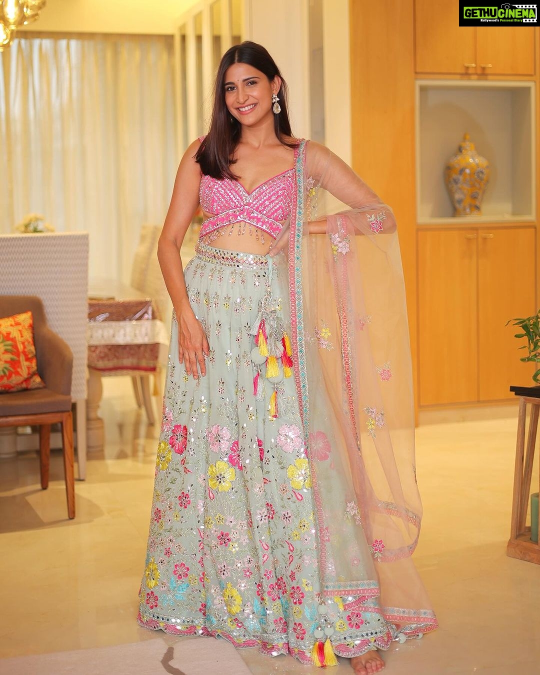 Aahana Kumra Instagram - Diwali parties and the sho sha 2023 🪔🧨🥂💕🌸 Lehenga : @shivaliahmedabad PR : @sonyashaikh Earrings : @anaghaartsnjewels Photos : @karanhenry #diwali2023 . . . . #diwali #diwalioutfit #diwaliparties #diwalivibes #lehenga #lehengalove #indianfestival #indianfestivewear #aahanakumra Mumbai - मुंबई