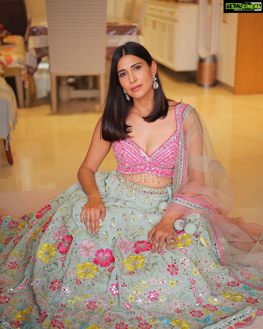 Aahana Kumra Instagram - Diwali parties and the sho sha 2023 🪔🧨🥂💕🌸 Lehenga : @shivaliahmedabad PR : @sonyashaikh Earrings : @anaghaartsnjewels Photos : @karanhenry #diwali2023 . . . . #diwali #diwalioutfit #diwaliparties #diwalivibes #lehenga #lehengalove #indianfestival #indianfestivewear #aahanakumra Mumbai - मुंबई
