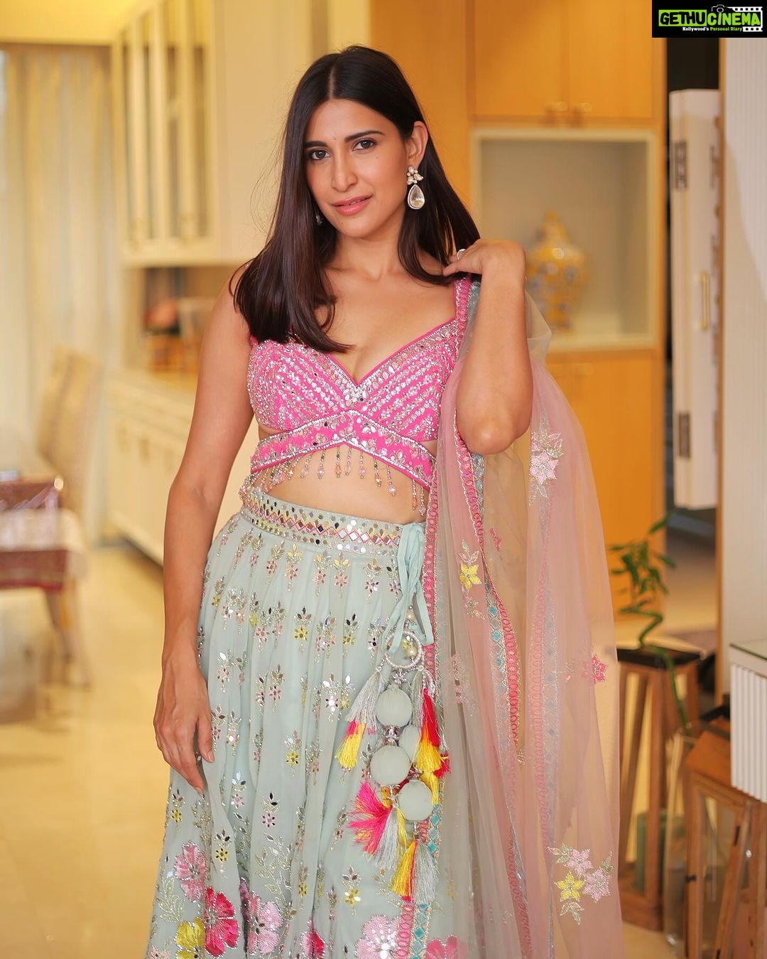 Aahana Kumra Instagram - Diwali parties and the sho sha 2023 🪔🧨🥂💕🌸 Lehenga : @shivaliahmedabad PR : @sonyashaikh Earrings : @anaghaartsnjewels Photos : @karanhenry #diwali2023 . . . . #diwali #diwalioutfit #diwaliparties #diwalivibes #lehenga #lehengalove #indianfestival #indianfestivewear #aahanakumra Mumbai - मुंबई