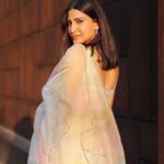 Aahana Kumra Instagram - Romancing the golden hour! 🌇🌅🌞The beauty of it all! 💕🌸🫶 Unedited and unfiltered🌸💕🫶🌅 Also one of my fav songs evaaaaa💕 Photos : @karanhenry Saree draping : @kkiranseth #sareenotsorry #sareelover . . . . #saree #premierday #indianfestival #festivities #festivalfashion #indianoutfit #aahanakumra #tuesday #tuesdaythoughts Mumbai - मुंबई