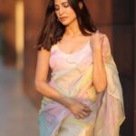 Aahana Kumra Instagram - Romancing the golden hour! 🌇🌅🌞The beauty of it all! 💕🌸🫶 Unedited and unfiltered🌸💕🫶🌅 Also one of my fav songs evaaaaa💕 Photos : @karanhenry Saree draping : @kkiranseth #sareenotsorry #sareelover . . . . #saree #premierday #indianfestival #festivities #festivalfashion #indianoutfit #aahanakumra #tuesday #tuesdaythoughts Mumbai - मुंबई