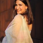 Aahana Kumra Instagram - Romancing the golden hour! 🌇🌅🌞The beauty of it all! 💕🌸🫶 Unedited and unfiltered🌸💕🫶🌅 Also one of my fav songs evaaaaa💕 Photos : @karanhenry Saree draping : @kkiranseth #sareenotsorry #sareelover . . . . #saree #premierday #indianfestival #festivities #festivalfashion #indianoutfit #aahanakumra #tuesday #tuesdaythoughts Mumbai - मुंबई