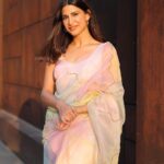 Aahana Kumra Instagram - Romancing the golden hour! 🌇🌅🌞The beauty of it all! 💕🌸🫶 Unedited and unfiltered🌸💕🫶🌅 Also one of my fav songs evaaaaa💕 Photos : @karanhenry Saree draping : @kkiranseth #sareenotsorry #sareelover . . . . #saree #premierday #indianfestival #festivities #festivalfashion #indianoutfit #aahanakumra #tuesday #tuesdaythoughts Mumbai - मुंबई