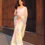 Aahana Kumra Instagram - Romancing the golden hour! 🌇🌅🌞The beauty of it all! 💕🌸🫶 Unedited and unfiltered🌸💕🫶🌅 Also one of my fav songs evaaaaa💕 Photos : @karanhenry Saree draping : @kkiranseth #sareenotsorry #sareelover . . . . #saree #premierday #indianfestival #festivities #festivalfashion #indianoutfit #aahanakumra #tuesday #tuesdaythoughts Mumbai - मुंबई