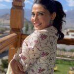 Aahana Kumra Instagram - The fun of shooting in these exotic locations!! 🌸⛰️🩵 Alag hi mazaa hai! Kabhi oxygen drop hota hai! Kabhi headache toh Kabhi ulti! But Sab Seedha ho Jaata hai when you have been through your share of round and round! 🍎❄️☀️💕🙏⛰️🏍️🫶🌸😹😘 Make up and hair by my tai @makeupandhairby_netra #shootdiaries #shooting #leh . . . . #trendingreels #trending #reelsinstagram #reelkarofeelkaro #aahanakumra #lehladakh #lehladakhdiaries