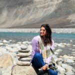 Aahana Kumra Instagram - Endless blue skies🌧️🦋❄️🩵 From Shyok River to Pangong The sunsets and the sun rises! India has never looked so so so pretty to me! 💕💕🇮🇳🇮🇳 Agar Leh nahi dekha toh kya dekha 🫶🌸☀️🦋❄️🍎⛰️🫶🇮🇳 Sweater : @marksandspencerindia Boots : @decathlonsportsindia #incredibleindia #lehdiaries . . . . #leh #lehladakh #aahanakumra #wednesday #india #travel #travelling #travelgram #travelphotography #shyokriver #nubravelley #pangonglake #blueskies #lakes #naturephotography #nature #nofilter Shyok Valley