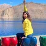 Aahana Kumra Instagram - One idiot meets three idiots at Pangong Lake 💕☀️🫶🦋🪻🌸🍎❄️🤸‍♀️💓💛 These photos require no filter because everything is so so so gorgeous! 🦋💕 But body is super confused… with the scorching heat! Like thappad waala sun!☀️ and wind is so cold like freezer mein daal diya hai❄️❄️ But mazaa aaya 🤸‍♀️🌸🦋💕☀️❄️ Love my India 🇮🇳🫡 #leh #pangonglake . . . #lehdiaries #ladakh #lehladakh #proudindian #india #incredibleindia #aahanakumra #ladakhtourism Pangong Lake, Ladakh