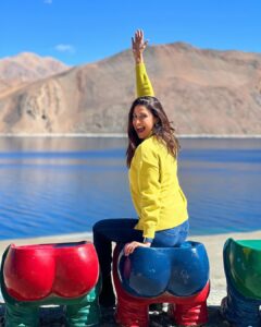 Aahana Kumra Instagram - One idiot meets three idiots at Pangong Lake 💕☀️🫶🦋🪻🌸🍎❄️🤸‍♀️💓💛
These photos require no filter because everything is so so so gorgeous! 🦋💕
But body is super confused… with the scorching heat! Like thappad waala sun!☀️ and wind is so cold like freezer mein daal diya hai❄️❄️
But mazaa aaya 🤸‍♀️🌸🦋💕☀️❄️
Love my India 🇮🇳🫡
#leh 
#pangonglake 
.
.
.
#lehdiaries #ladakh #lehladakh #proudindian #india #incredibleindia #aahanakumra #ladakhtourism