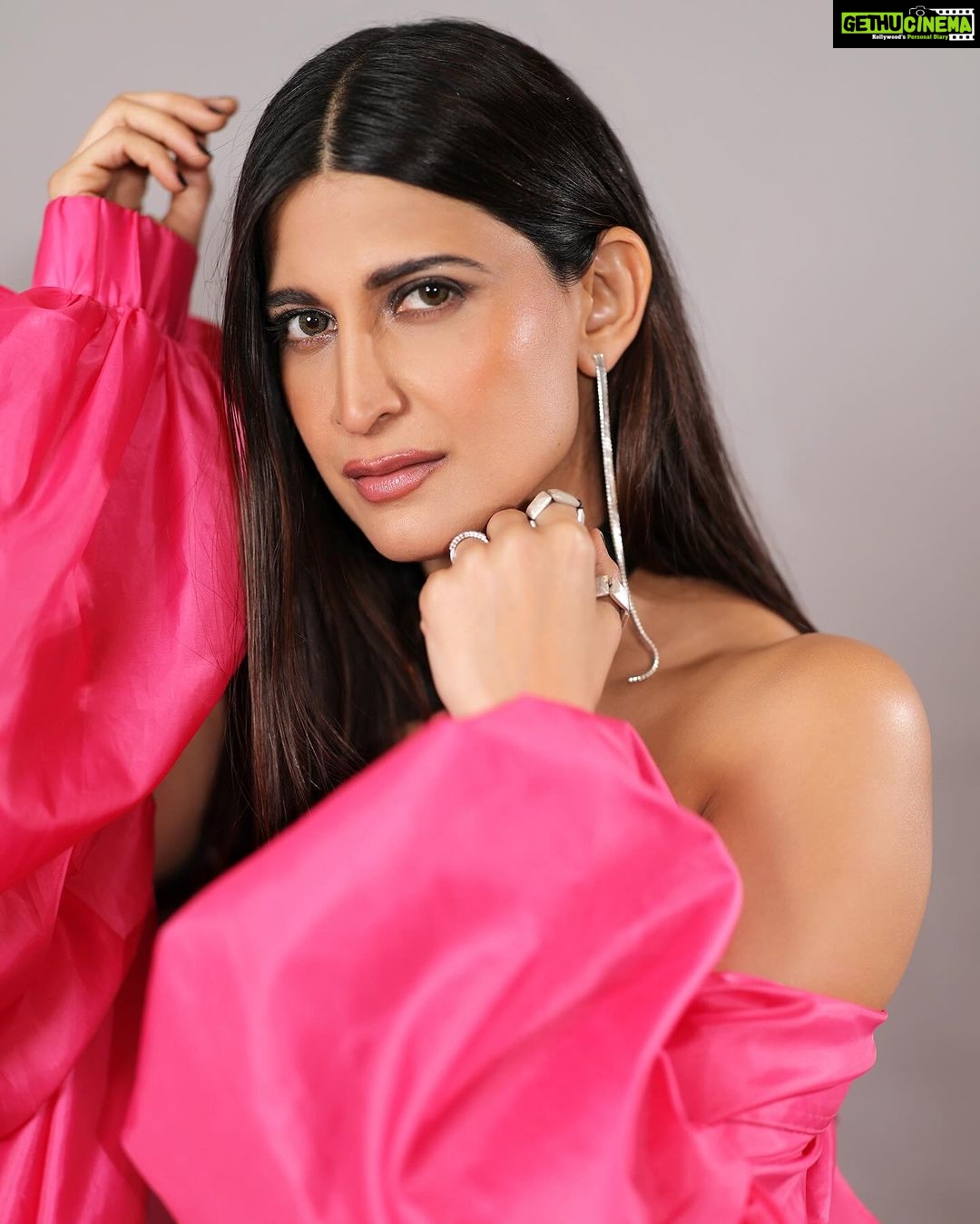 Aahana Kumra Instagram - Looking like a wow๐๐๐๐ @bombaytimes @timesfashionweek @whistling_woods Styling : @juhi.ali Make up : @komzy_le Hair : @kahkashaaaan Photos : @karanhenry Jewellery : @shopeurumme @rubans.in Shoes : @oceedeeshoes Managed by : @suchijaggi @itsbhavyapatel_ #showstopper #fashionweek . . . #showstopper #runway #photoshoot #monday #manicmonday #mondaymotivation #mondaymood #portraitphotography #runwayfashion #monday #aahanakumra Mumbai - เคฎเฅเคเคฌเค