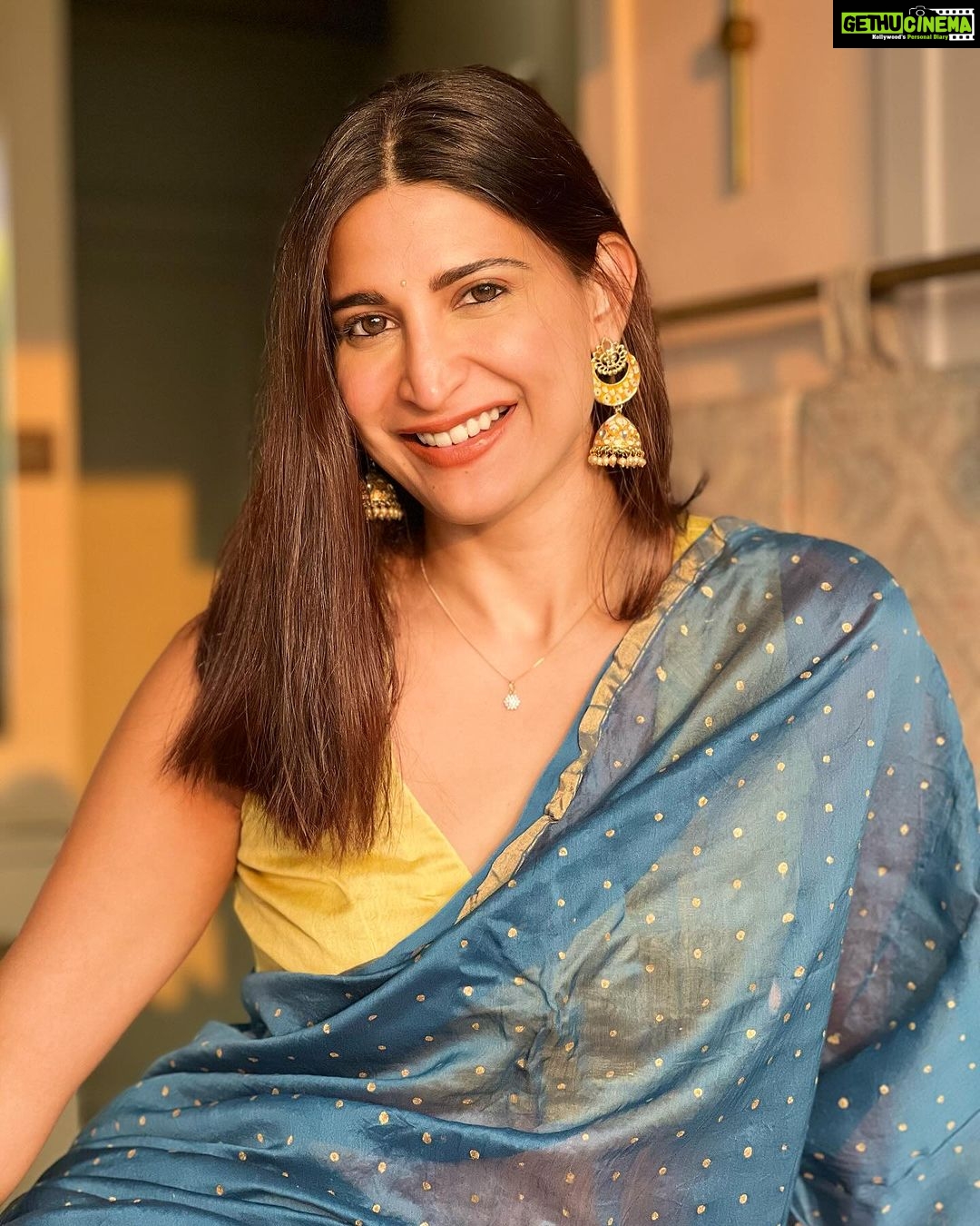 Aahana Kumra Instagram - इश्क़ वो है जब मैं शाम होने पर मिलने का वादा करूँ और वो दिन भर सूरज के होने का अफ़सोस करे 🌸🌞🫶 #saturdate #goldenhour . . . . #evening #sareelover #alldressedup #saturday #saturdayvibes #saturdaymood #aahanakumra Mumbai - मुंबई