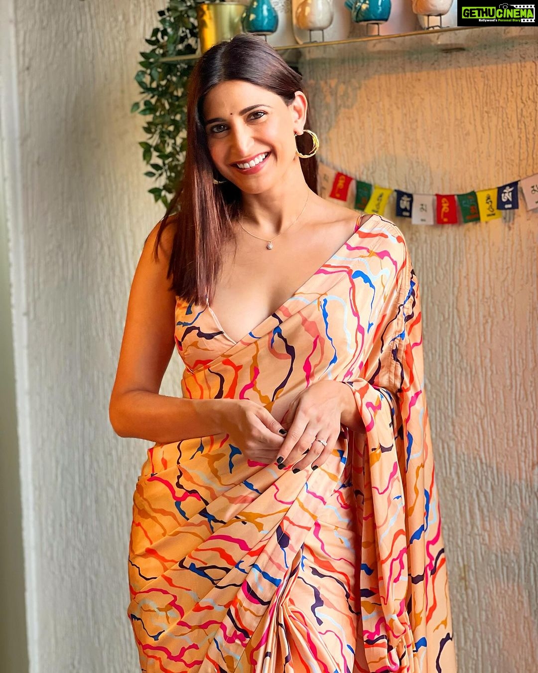 Aahana Kumra Instagram - Keeping a fast for the love of my life!! ๐๐ Socho socho!! Guess guess!? Hint : ๐ฌ๐๐ Happy Karva chaut to everyone who is celebrating today! ๐๐๐๐คญ๐งฟ๐ธ Cya guys today at 5 30 pm for the premier of our short film #ICU at @mumbaifilmfestival at the BKC PVR Maison!! ๐ฌ๐๐ @chillamgiri @mukeshmanjunath @rytash @sheeba.chadha @denzilsmithofficial Saree : @official_khushbooharanborkar PR : @sonyashaikh #happykarvachauth . . . #cinema #firstlove #loveforcinema #premier #moviepremier #premiernight #redcarpet #mumbaiinternationfilmfestival #filmfestival #aahanakumra Mumbai - เคฎเฅเคเคฌเค