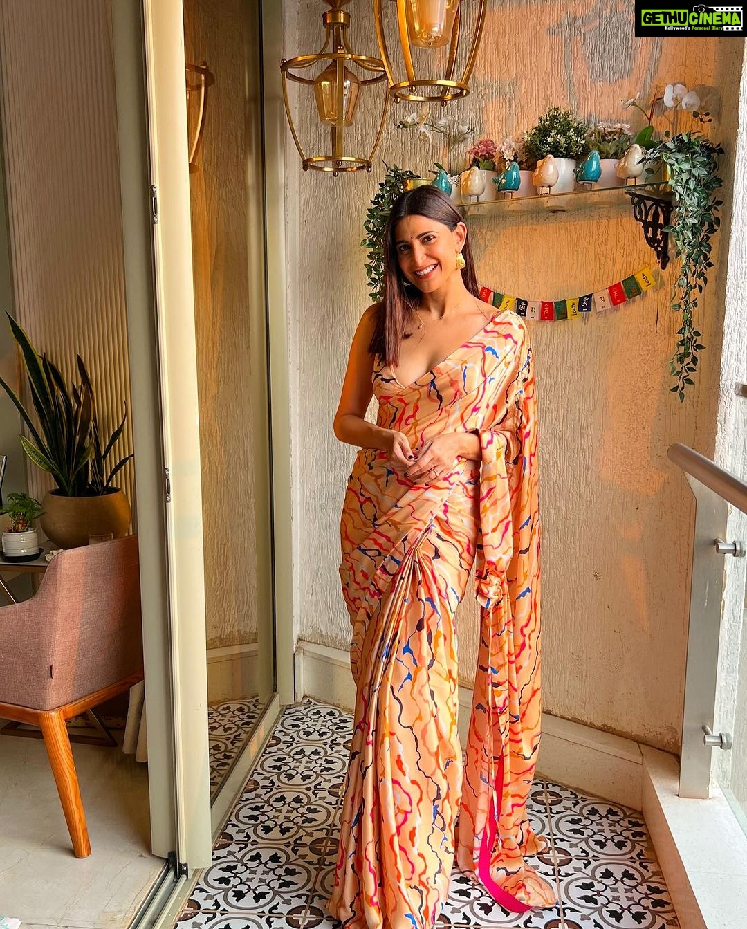 Aahana Kumra Instagram - Keeping a fast for the love of my life!! ๐๐ Socho socho!! Guess guess!? Hint : ๐ฌ๐๐ Happy Karva chaut to everyone who is celebrating today! ๐๐๐๐คญ๐งฟ๐ธ Cya guys today at 5 30 pm for the premier of our short film #ICU at @mumbaifilmfestival at the BKC PVR Maison!! ๐ฌ๐๐ @chillamgiri @mukeshmanjunath @rytash @sheeba.chadha @denzilsmithofficial Saree : @official_khushbooharanborkar PR : @sonyashaikh #happykarvachauth . . . #cinema #firstlove #loveforcinema #premier #moviepremier #premiernight #redcarpet #mumbaiinternationfilmfestival #filmfestival #aahanakumra Mumbai - เคฎเฅเคเคฌเค