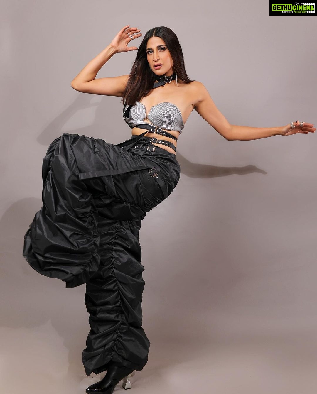 Aahana Kumra Instagram - Looking like a wow๐๐๐๐ @bombaytimes @timesfashionweek @whistling_woods Styling : @juhi.ali Make up : @komzy_le Hair : @kahkashaaaan Photos : @karanhenry Jewellery : @shopeurumme @rubans.in Shoes : @oceedeeshoes Managed by : @suchijaggi @itsbhavyapatel_ #showstopper #fashionweek . . . #showstopper #runway #photoshoot #monday #manicmonday #mondaymotivation #mondaymood #portraitphotography #runwayfashion #monday #aahanakumra Mumbai - เคฎเฅเคเคฌเค