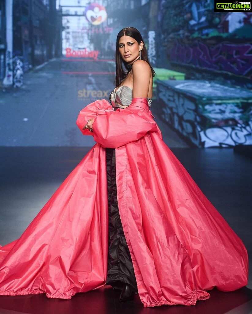 Aahana Kumra Instagram - Runway ready and feeling like superwoman💯🫡💪 Proud and humbled to be the showstoppper for @whistling_woods design students for @bombaytimes fashion week ! My 5th consecutive year at the #bombaytimesfashionweek and this time it was for my Alma Mater! A huge congratualtions to all the students who participated and much love to you @meghnaghaipuri_official @rahul77 and @jewellynalvares for believing in me always 💕🌸🫶👯‍♀️ @timesfashionweek Styling : @juhi.ali Make up : @komzy_le Hair : @kahkashaaaan Photos : @prathameshb84 @karanhenry @anujmalkanphotography Jewellery : @shopeurumme @rubans.in Shoes : @oceedeeshoes Managed by : @suchijaggi @itsbhavyapatel_ #showstopper #fashionweek . . . . #bomabytimes #fashionshow #fashion #design #aahanakumra #blingiton #mumbai #goshowstopper St. Regis Hotel
