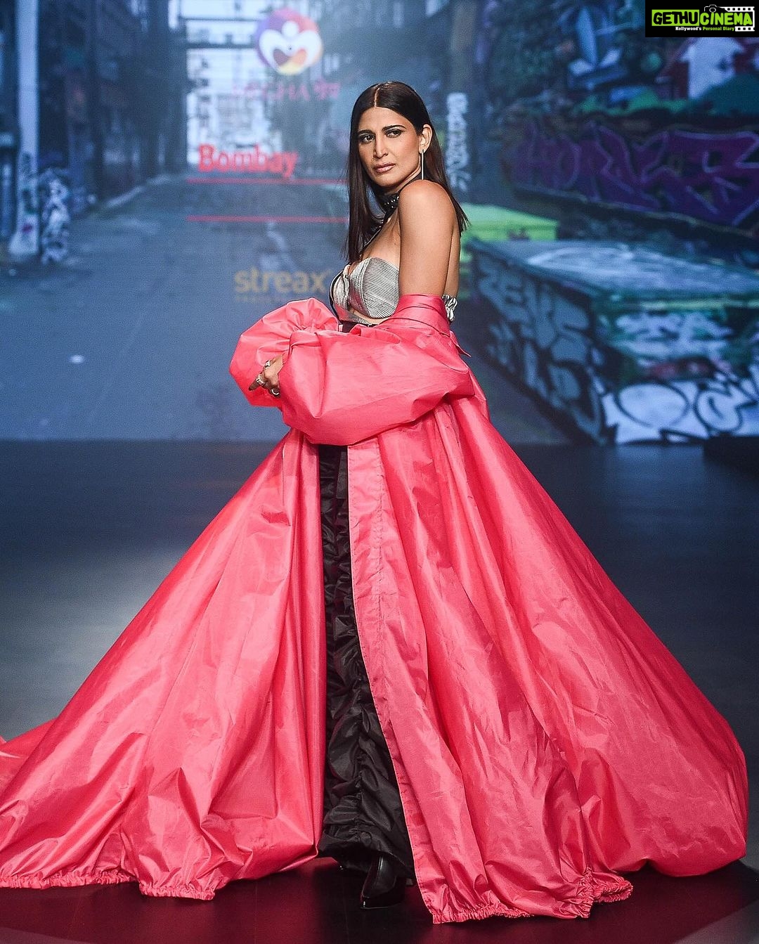 Aahana Kumra Instagram - Runway ready and feeling like superwoman💯🫡💪 Proud and humbled to be the showstoppper for @whistling_woods design students for @bombaytimes fashion week ! My 5th consecutive year at the #bombaytimesfashionweek and this time it was for my Alma Mater! A huge congratualtions to all the students who participated and much love to you @meghnaghaipuri_official @rahul77 and @jewellynalvares for believing in me always 💕🌸🫶👯♀️ @timesfashionweek Styling : @juhi.ali Make up : @komzy_le Hair : @kahkashaaaan Photos : @prathameshb84 @karanhenry @anujmalkanphotography Jewellery : @shopeurumme @rubans.in Shoes : @oceedeeshoes Managed by : @suchijaggi @itsbhavyapatel_ #showstopper #fashionweek . . . . #bomabytimes #fashionshow #fashion #design #aahanakumra #blingiton #mumbai #goshowstopper St. Regis Hotel