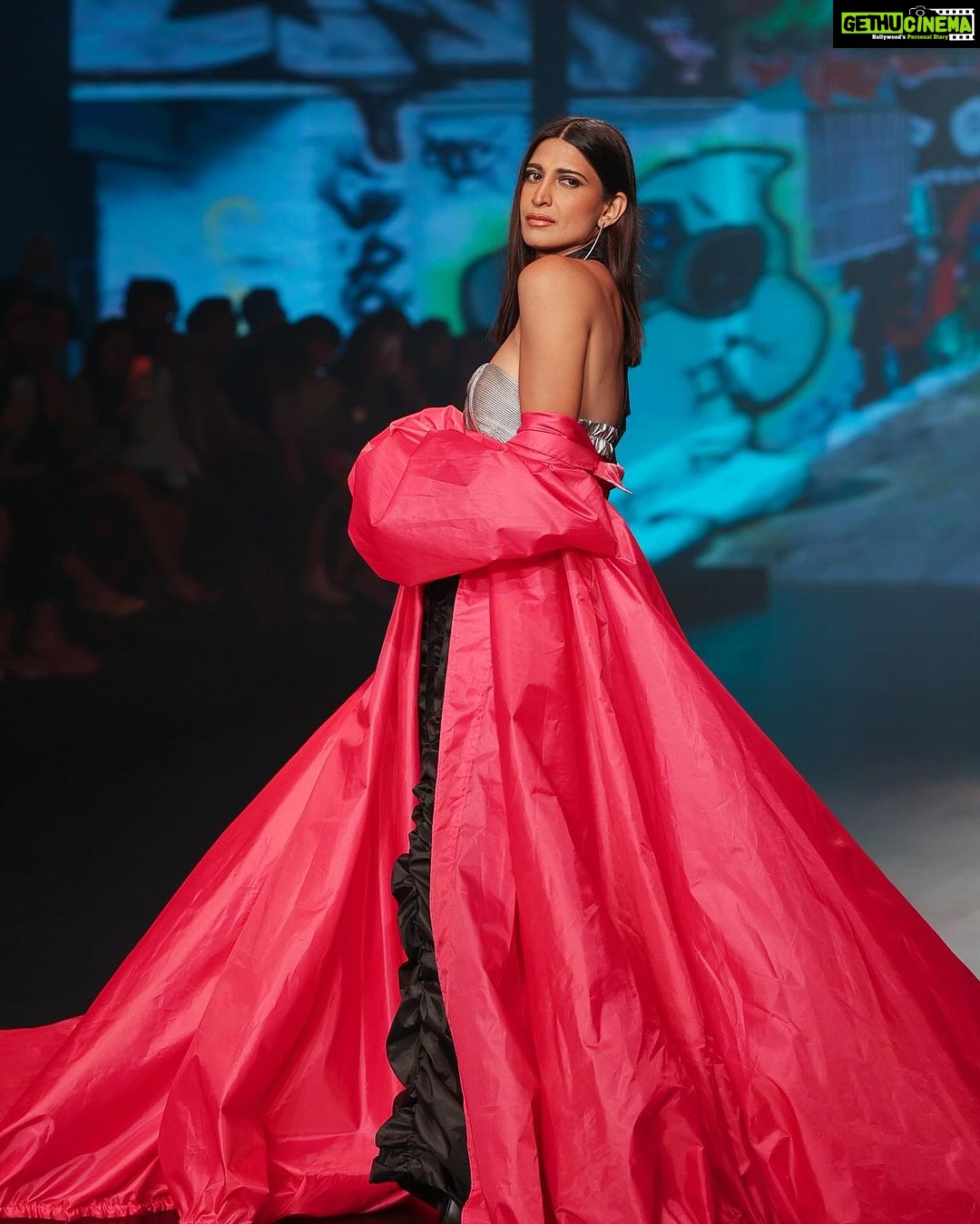 Aahana Kumra Instagram - Runway ready and feeling like superwoman💯🫡💪 Proud and humbled to be the showstoppper for @whistling_woods design students for @bombaytimes fashion week ! My 5th consecutive year at the #bombaytimesfashionweek and this time it was for my Alma Mater! A huge congratualtions to all the students who participated and much love to you @meghnaghaipuri_official @rahul77 and @jewellynalvares for believing in me always 💕🌸🫶👯♀️ @timesfashionweek Styling : @juhi.ali Make up : @komzy_le Hair : @kahkashaaaan Photos : @prathameshb84 @karanhenry @anujmalkanphotography Jewellery : @shopeurumme @rubans.in Shoes : @oceedeeshoes Managed by : @suchijaggi @itsbhavyapatel_ #showstopper #fashionweek . . . . #bomabytimes #fashionshow #fashion #design #aahanakumra #blingiton #mumbai #goshowstopper St. Regis Hotel