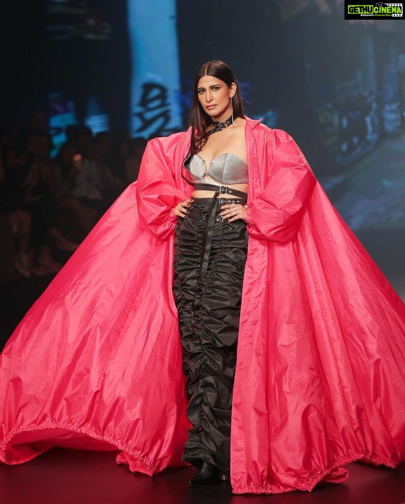 Aahana Kumra Instagram - Runway ready and feeling like superwoman💯🫡💪 Proud and humbled to be the showstoppper for @whistling_woods design students for @bombaytimes fashion week ! My 5th consecutive year at the #bombaytimesfashionweek and this time it was for my Alma Mater! A huge congratualtions to all the students who participated and much love to you @meghnaghaipuri_official @rahul77 and @jewellynalvares for believing in me always 💕🌸🫶👯‍♀️ @timesfashionweek Styling : @juhi.ali Make up : @komzy_le Hair : @kahkashaaaan Photos : @prathameshb84 @karanhenry @anujmalkanphotography Jewellery : @shopeurumme @rubans.in Shoes : @oceedeeshoes Managed by : @suchijaggi @itsbhavyapatel_ #showstopper #fashionweek . . . . #bomabytimes #fashionshow #fashion #design #aahanakumra #blingiton #mumbai #goshowstopper St. Regis Hotel