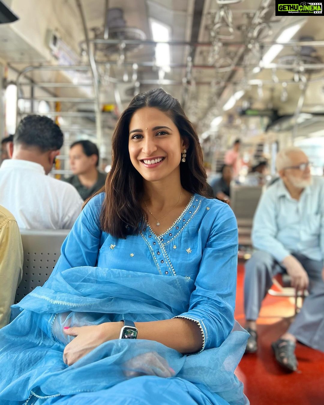 Aahana Kumra Instagram - Happy Dussera from me and the Mumbai Local 💕🌸🫶🌆🚂🚃💯🧿 I often get asked why do I choose to travel by public transport in Mumbai and my answer is as always the same! I’ve taken a public transport through my college life! From andheri to Churchgate and now we have Ac trains! Nothing beats that! 🌆💕🚂 It’s the most convenient way to beat traffic and it’s simply the best! Whether it’s the Mumbai Local or the Metro! I’ve always loved saving time and as a proud Mumbaikar who loves her Mumbai Local and metro, nothing beats this city that never sleeps🫡🙏🫶🧿🌸 Outfit : @tara_c_tara #happydussehra #mumbailocal . . . . #mumbai #dusshera #dasera #localtrain #mumbai #aahanakumra #festival #festivities Mumbai - मुंबई