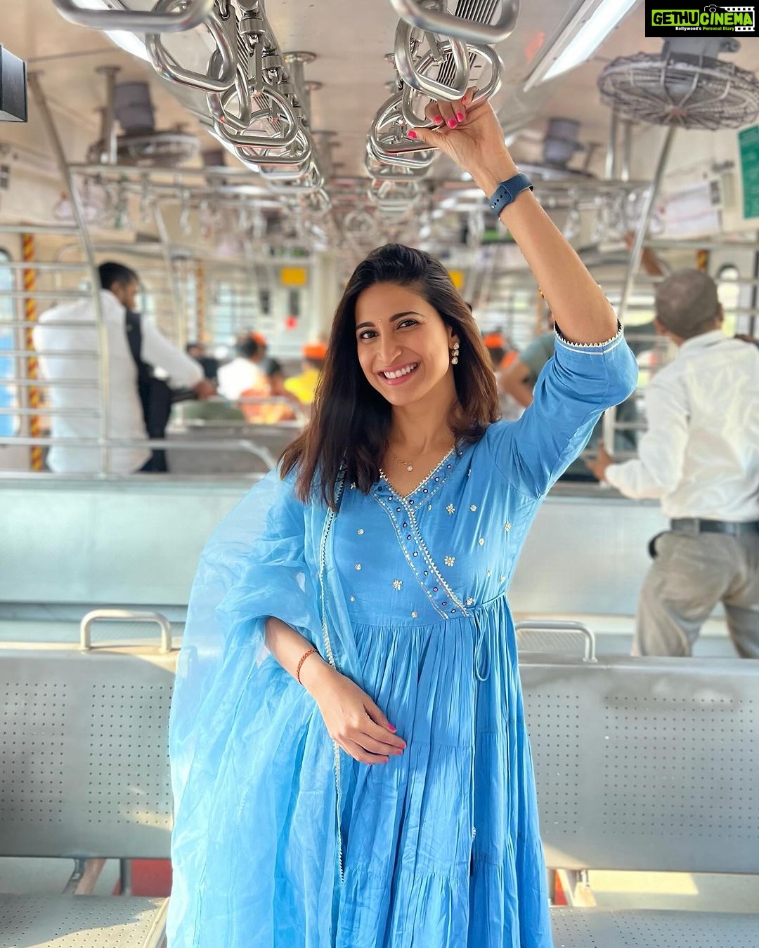 Aahana Kumra Instagram - Happy Dussera from me and the Mumbai Local 💕🌸🫶🌆🚂🚃💯🧿 I often get asked why do I choose to travel by public transport in Mumbai and my answer is as always the same! I’ve taken a public transport through my college life! From andheri to Churchgate and now we have Ac trains! Nothing beats that! 🌆💕🚂 It’s the most convenient way to beat traffic and it’s simply the best! Whether it’s the Mumbai Local or the Metro! I’ve always loved saving time and as a proud Mumbaikar who loves her Mumbai Local and metro, nothing beats this city that never sleeps🫡🙏🫶🧿🌸 Outfit : @tara_c_tara #happydussehra #mumbailocal . . . . #mumbai #dusshera #dasera #localtrain #mumbai #aahanakumra #festival #festivities Mumbai - मुंबई
