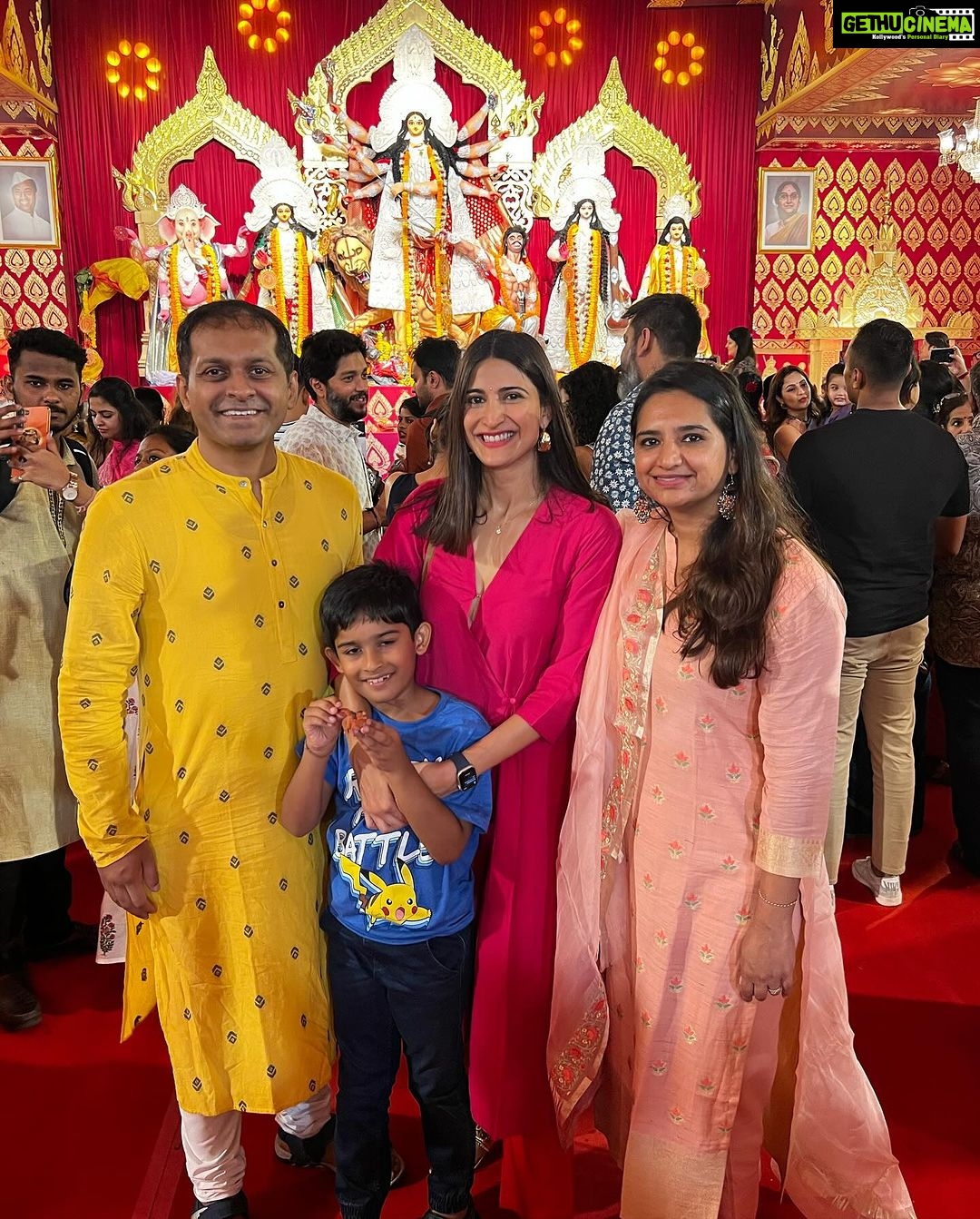 Aahana Kumra Instagram - शुभो अष्टमी💕🌸🧿🙏 Happy Ashtami to all 🌸💕👯♀️🫶 Outfit : @tara_c_tara #durgapuja #ashtami . . . . #ashtami #happyashtami #durgamaa #aahanakumra #pandalhopping #navratri #navratri2023 Mumbai - मुंबई