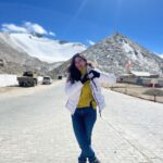 Aahana Kumra Instagram - Julley 🇮🇳⛰️🫶❄️🫡💕🏍️☀️🌾🙌 From Khar-Dung La and Chang La pass!! What a journey this has been! 🏍️🧿 Khas dung la pass - 17982 ft Chang la pass - 17688 ft Perhaps my most exciting moments. Tried not to jump too much because - less oxygen! 😼👹And def can’t not acknowledge the labour that I saw working on making the roads for us. 👏🫶We gave them water and food on the way up to the pass. And the soldiers who are posted at pass. 🙏🇮🇳Enduring this cold and bright sun! 👍🫰They were the Maratha regiment and we spoke to them in Marathi! Imagine Siachen base camp is 164 kms from here! And our jawans are posted there! Here’s Hoping I get to go there one day! 🙏🫡🇮🇳☀️❄️⛰️ until then cherishing memories and praying for their health and well being🫶👍🧿🙏⛰️❄️💕 Jacket : @superdryindia #leh #julley #khardungla . . . . #lehdiaries #friyay #changlapass #changla #topoftheworld #khardunglapass #khardunglapass_highest_motorable_road_in_the_world #aahanakumra #solofemaletraveler Khardung La