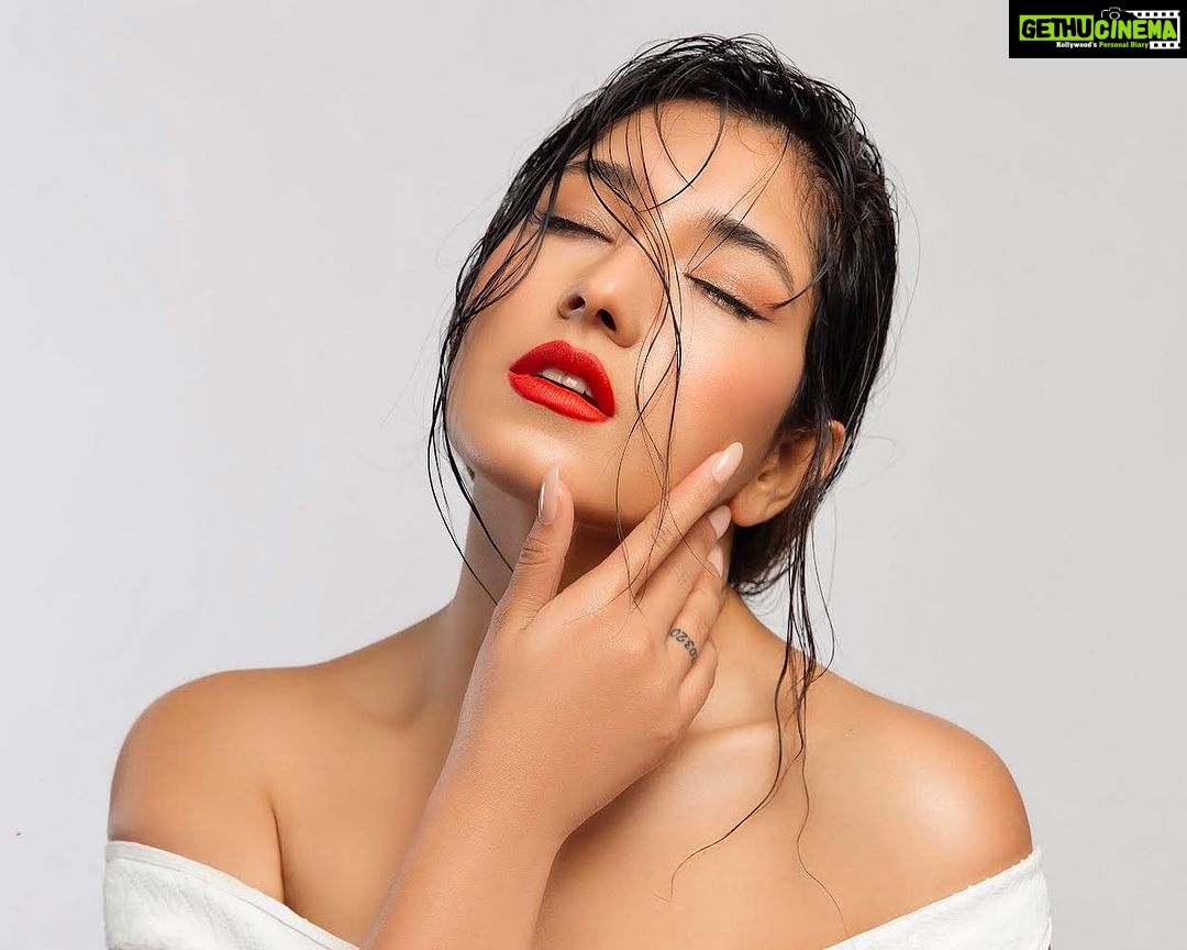 Aanchal Sharma Instagram - Flashing back to the glam and aesthetics from 2021 ✨ For @healthychoiceclinic Photographed by @meiilanvisualarts Makeup by @shradha_maskey Styled by @anush__shrestha Hair by @hairartist.durga