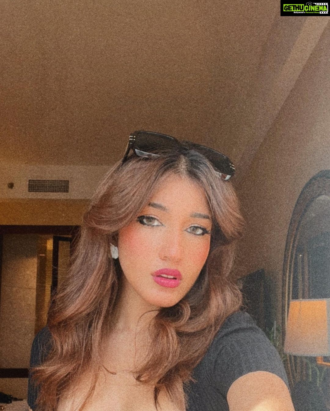 Aanchal Sharma Instagram - Live colorfully🖤🧡