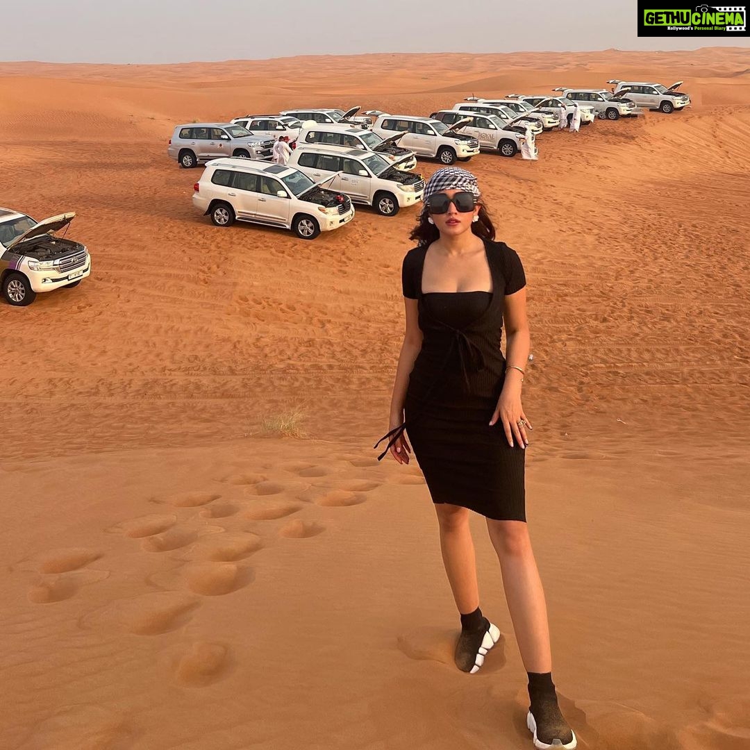 Aanchal Sharma Instagram - Back to black 🖤 🏜 🐪