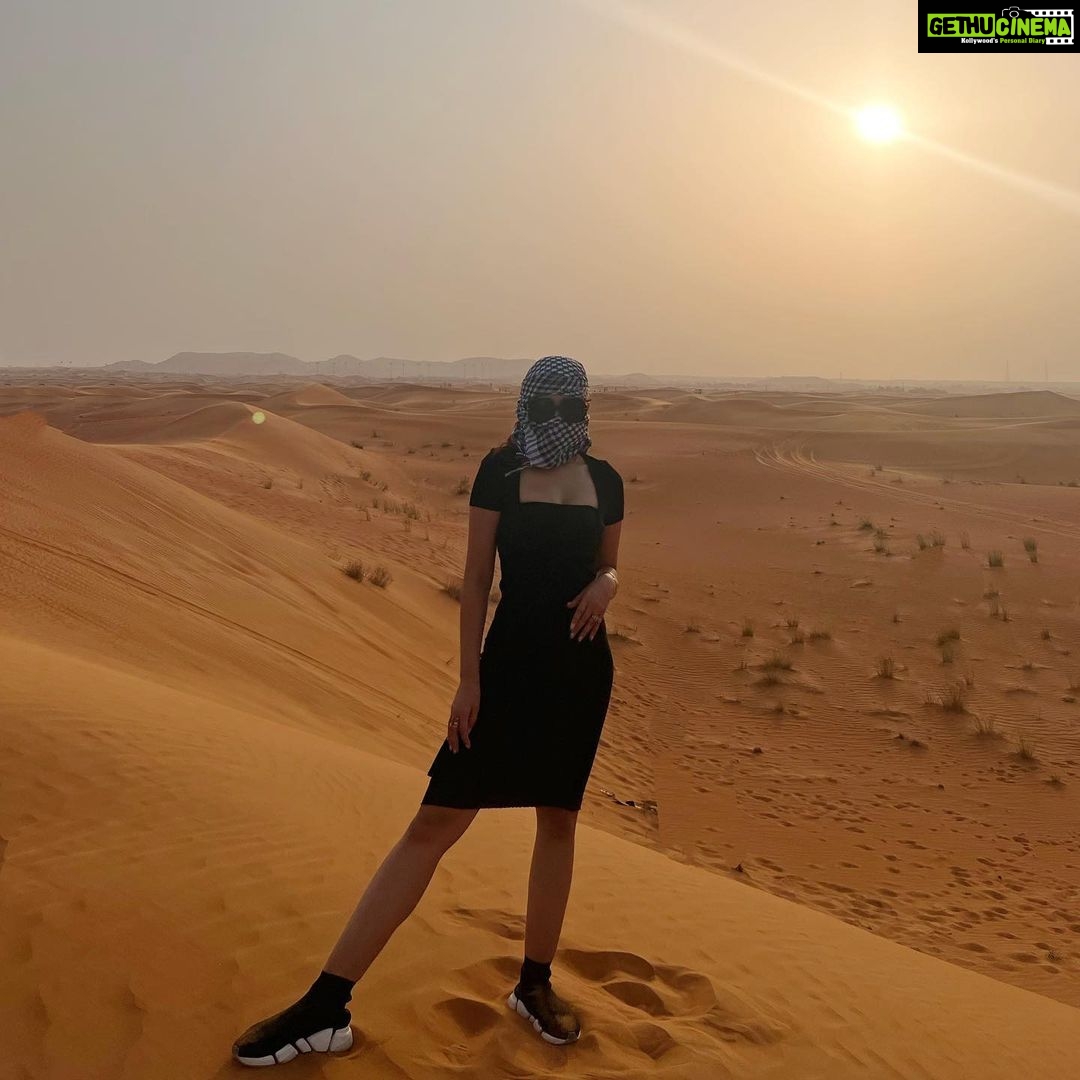 Aanchal Sharma Instagram - Back to black 🖤 🏜 🐪