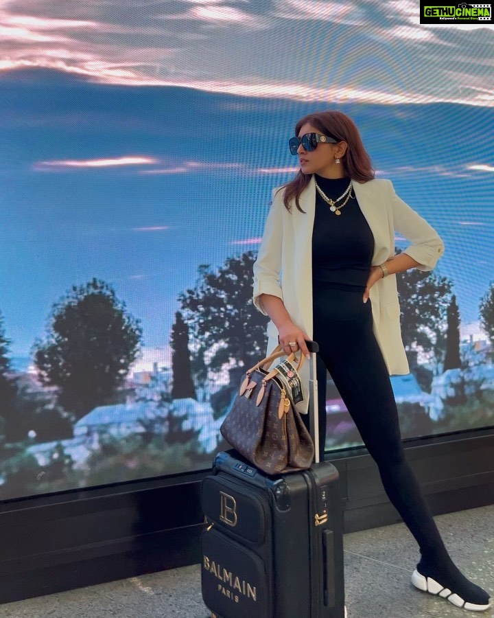 Aanchal Sharma Instagram - Fly in style 😉 . Tap for the details #swipe #airportlookoftheday 📸 @sunii_makeup_artist