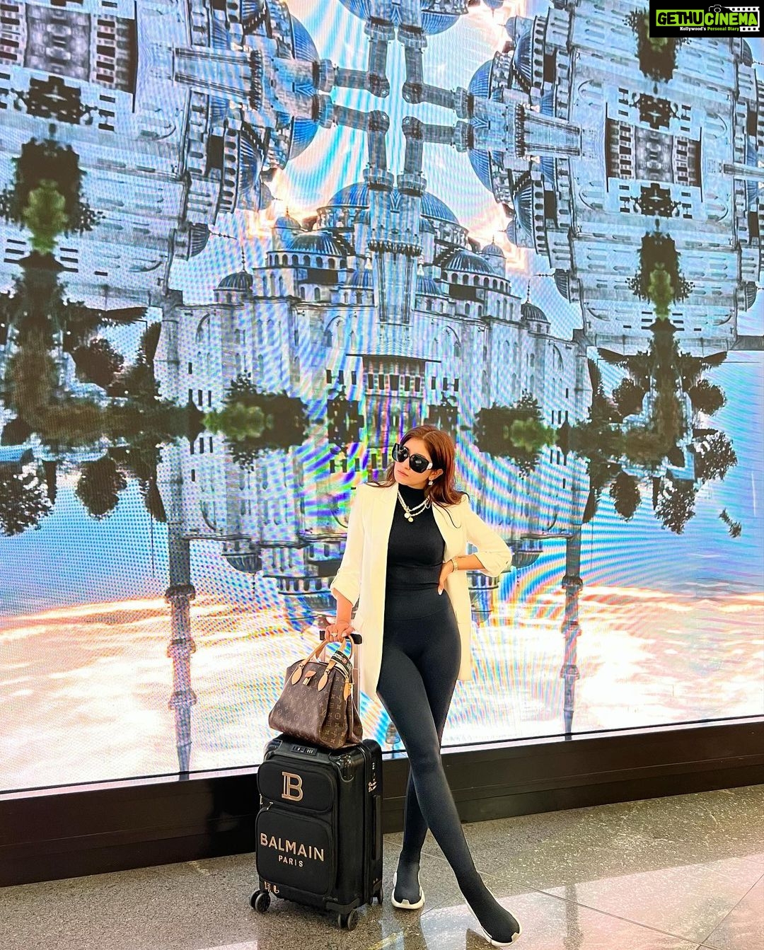 Aanchal Sharma Instagram - Fly in style 😉 . Tap for the details #swipe #airportlookoftheday 📸 @sunii_makeup_artist