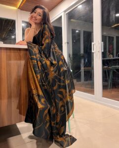 Aanchal Sharma Instagram - Life's short, let the Aanchal be long😉
Embracing this gorgeous saree that belongs to my mother in law 💕#motherinlawsaree #swipeformore
HMUA @makeupby__sanu @pranisha.lawati