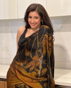Aanchal Sharma Instagram - Life's short, let the Aanchal be long😉
Embracing this gorgeous saree that belongs to my mother in law 💕#motherinlawsaree #swipeformore
HMUA @makeupby__sanu @pranisha.lawati