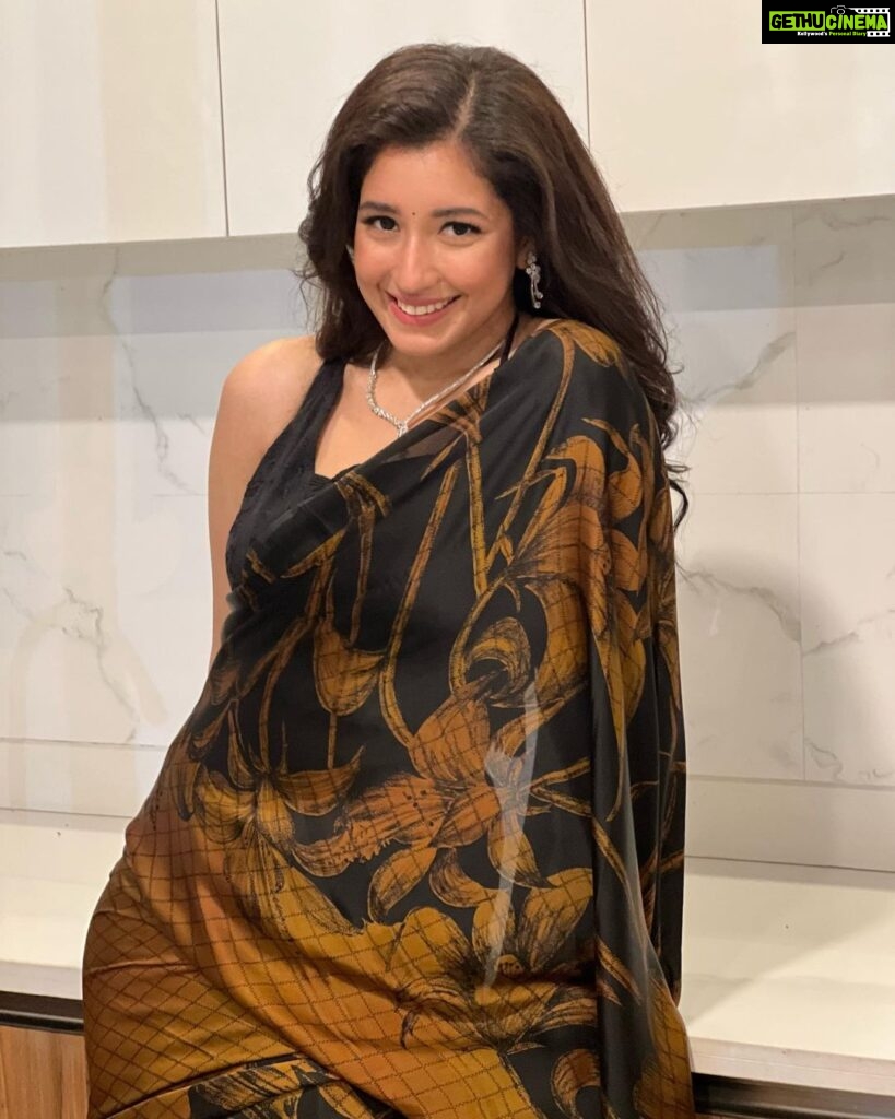 Aanchal Sharma Instagram - Life's short, let the Aanchal be long😉 Embracing this gorgeous saree that belongs to my mother in law 💕#motherinlawsaree #swipeformore HMUA @makeupby__sanu @pranisha.lawati