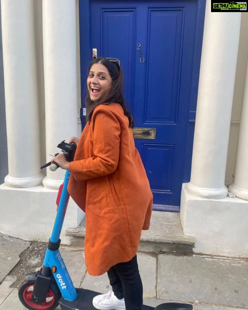 Aarohi Patel Instagram - I am just a girl, riding a scooter, in front of that blue door 💙 #NottingHill Notting Hill