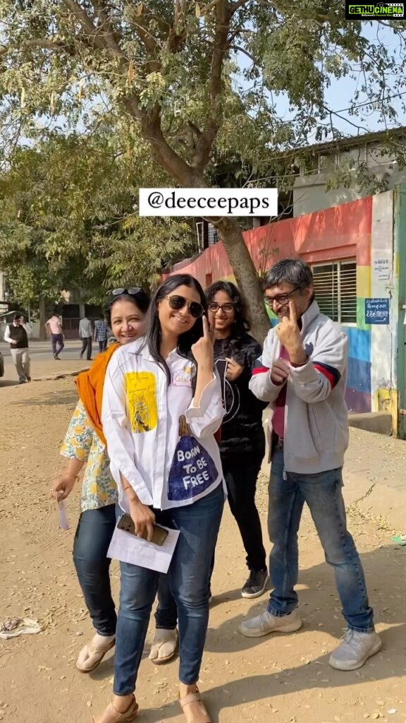 Aarohi Patel Instagram - @iamaarohii @aartivyaspatel @saandeeppatel and @sanjanaa.12 were papped at the polling booth. Love how the entire family together decided to go and vote! . #aarohi #aarohipatel #votingmatters #votetoday #actor #actorlife #ahmedabad #gujarat #gujaratelections2022 #deecee #deeceepaps