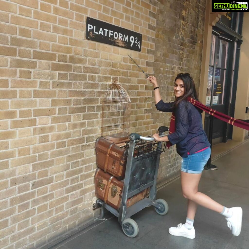 Aarohi Patel Instagram - Here I come, Hogwarts 🏰🪄 Bye bye muggles 👋🏻 Platform 9¾, King's Cross Station, London