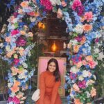 Aarohi Patel Instagram - Flowers can make everything look so pretty 🤍🤌🏻🌸🌻