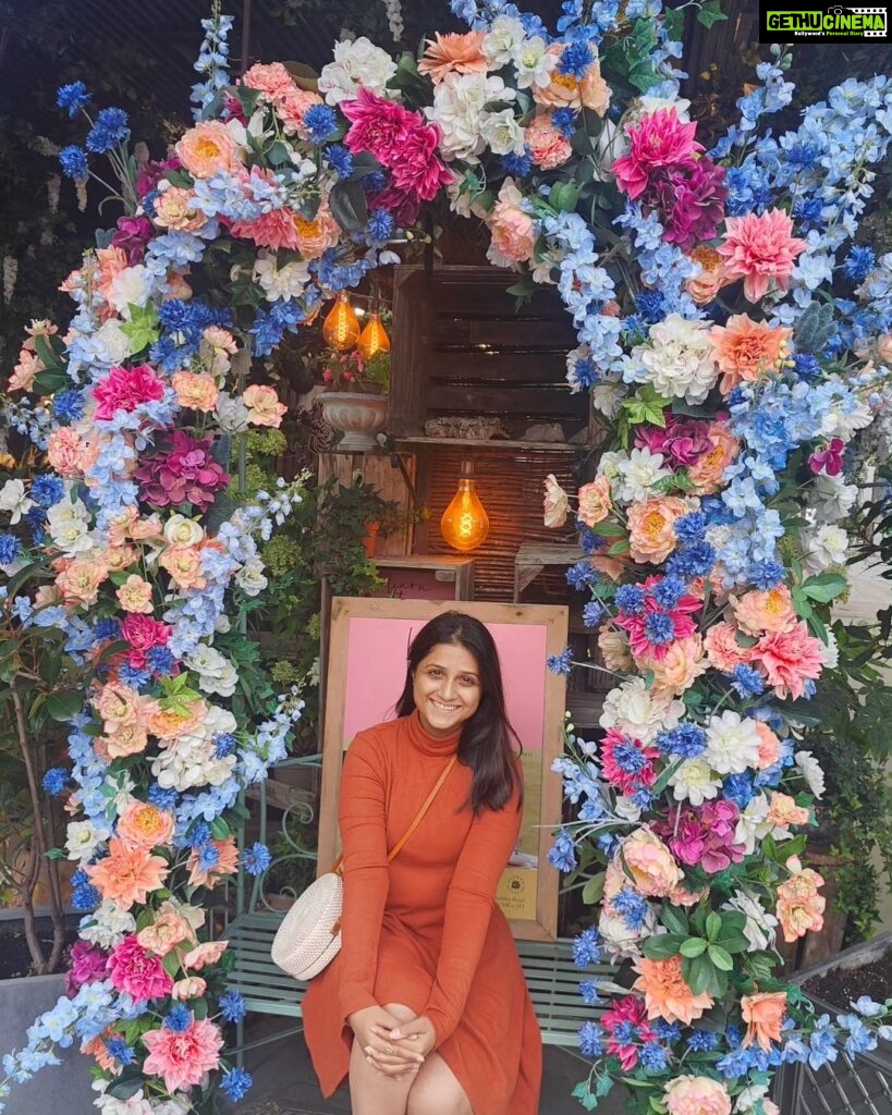 Aarohi Patel Instagram - Flowers can make everything look so pretty 🤍🤌🏻🌸🌻