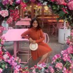Aarohi Patel Instagram - Flowers can make everything look so pretty 🤍🤌🏻🌸🌻